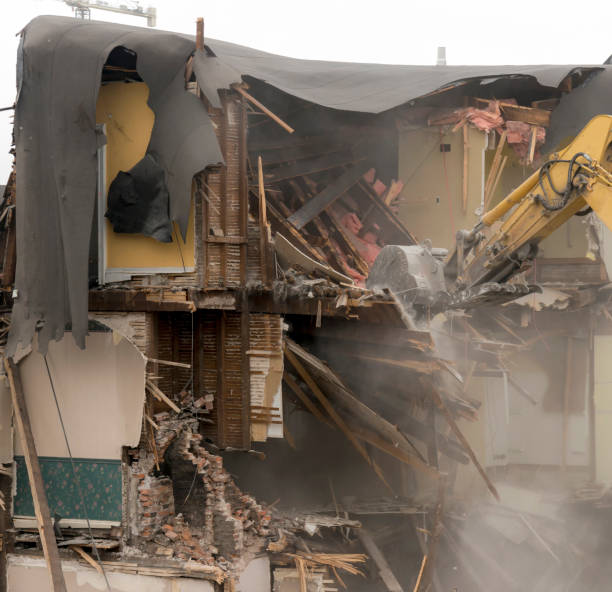 istock Demolishing An Old House 673761888
