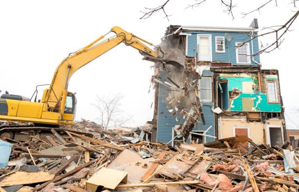 istock Demolishing An Old House 673761914