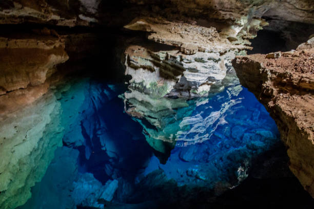 なアズールはシャパーダ ジアマンチーナ - バイーア州、ブラジルの青い透明な水の洞窟します。 - 岩屋 ストックフォトと画像