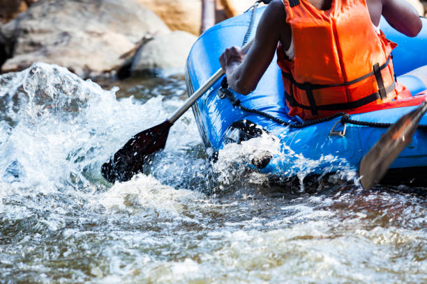 joven, rafting en el río, deporte extremo y divertido en atracción turística - rafting thailand river inflatable raft fotografías e imágenes de stock