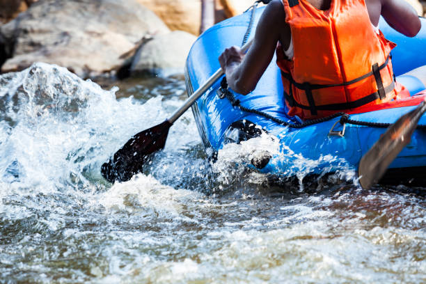 jovem, rafting no rio, esporte radical e divertido em atração turística - rafting thailand river inflatable raft - fotografias e filmes do acervo