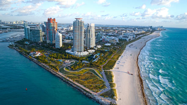 vagues et south beach miami sunrise survol aérien sunny beach - miami florida skyline florida city photos et images de collection