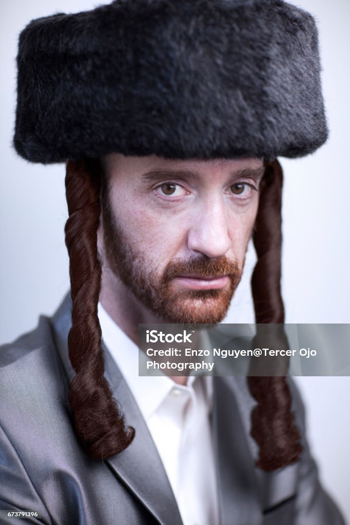 Ønske dessert dinosaurus Portrait Of A Young Orthodox Hasdim Jewish Man With Red Beard And Black Fur  Hat In A Silver Business Suit Stock Photo - Download Image Now - iStock
