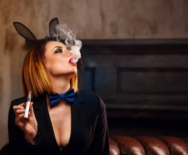 팜므 파탈과 전자 담배 - smoking women kitsch bow tie 뉴스 사진 이미지