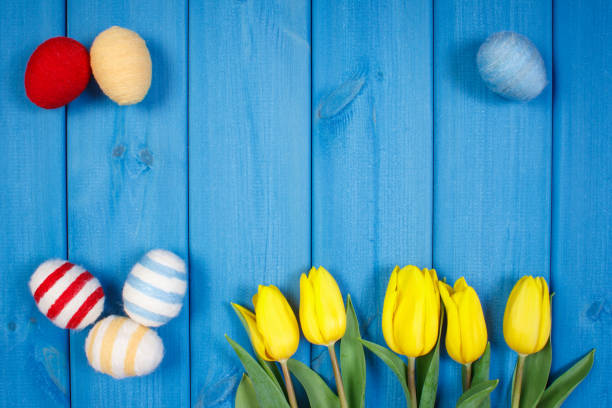 bouquet des tulipes fraîches et de la corde enveloppée de laine d’oeufs de pâques, décoration de pâques, espace de copie pour le texte - easter bonnets photos photos et images de collection
