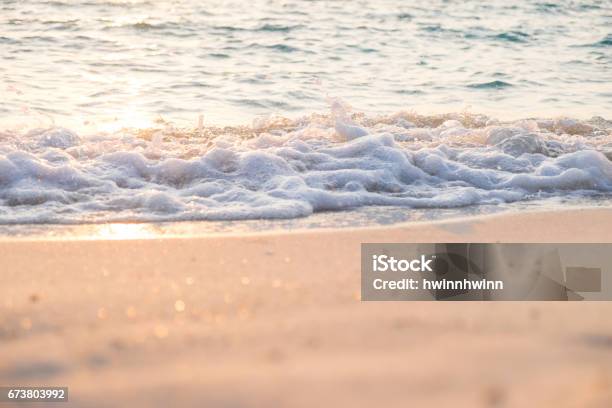 Photo libre de droit de Vague De Mer Sur La Plage De Sable Rayon De Lever De Soleil De Coucher Du Soleil banque d'images et plus d'images libres de droit de Bleu