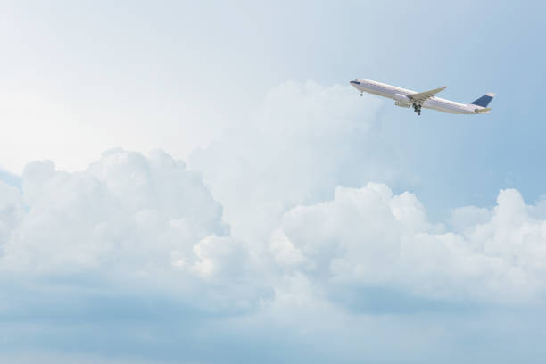 avião comercial a voar sobre o céu azul brilhante e nuvens brancas. - cloud sky white aerial view - fotografias e filmes do acervo
