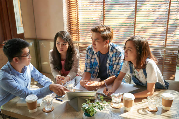 istock Listening to new idea 673815464