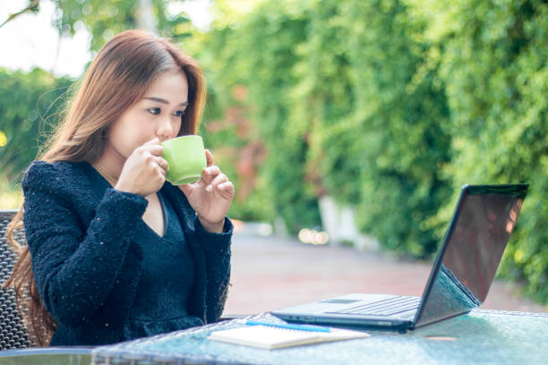 istock Young woman wiht bussiness 673830154