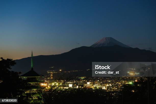 Photo libre de droit de Cinq Étages Pagode Et Mt Fuji À Partir De Kurokiyama banque d'images et plus d'images libres de droit de Crépuscule