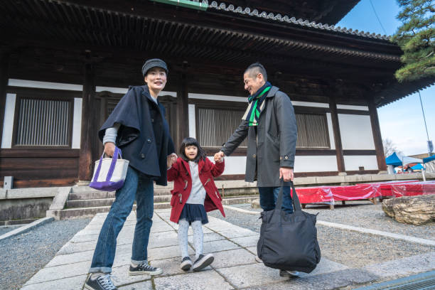 istock Family at Tofuku-ji Temple 673841544