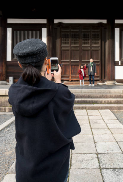 istock Family at Tofuku-ji Temple 673843952