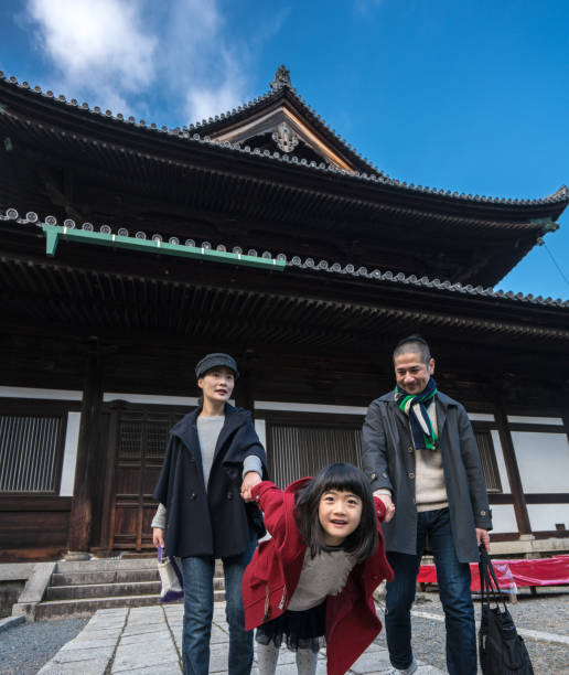 istock Family at Tofuku-ji Temple 673844034