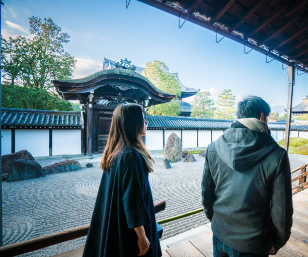 istock Couple at Tofuku-ji Temple 673851692
