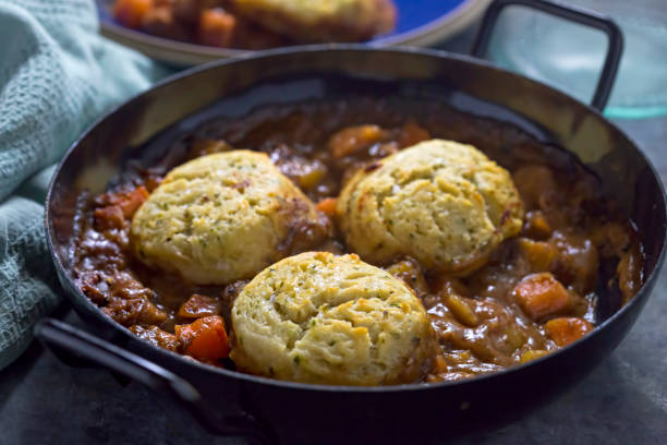 zapiekanka z pierogi wołowe - stew beef meal beef stew zdjęcia i obrazy z banku zdjęć