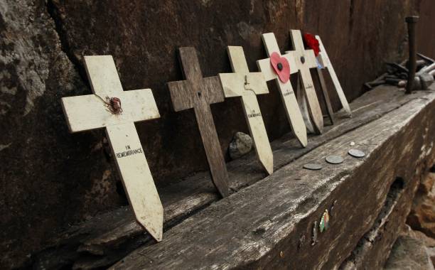 칸차나부리 태국의 십자가 - kanchanaburi province sky cemetery thailand 뉴스 사진 이미지