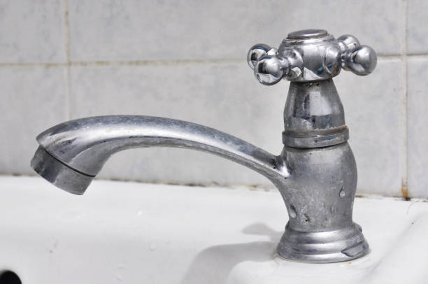 istock Old faucent and basin in the bathtroom 673869168