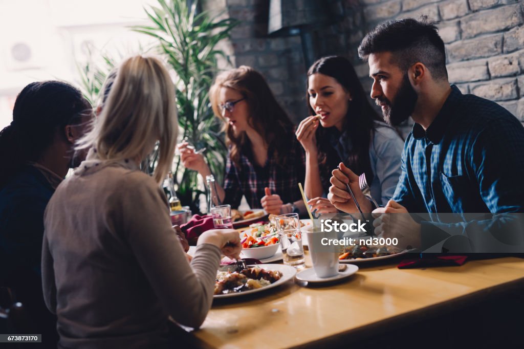 Grupo de empresários felizes comendo juntos em restaurante - Foto de stock de Restaurante royalty-free