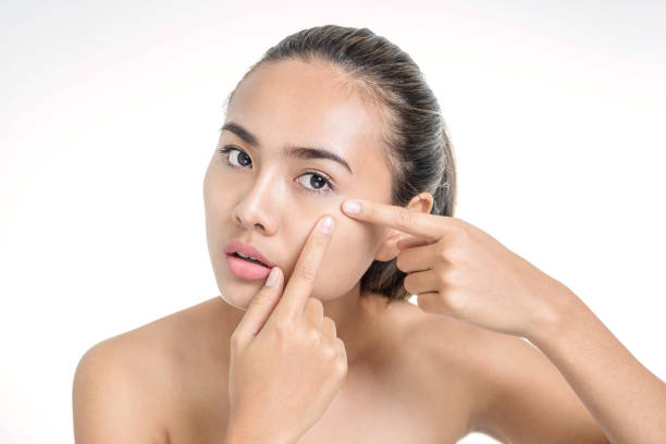 istock Woman with beautiful face on white background 673893282