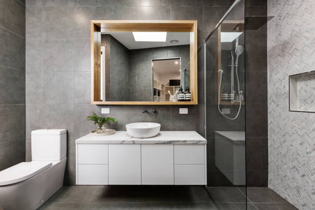 banheiro cinzento moderno do desenhador com azulejos do chuveiro do herringbone - stone contemporary house luxury - fotografias e filmes do acervo