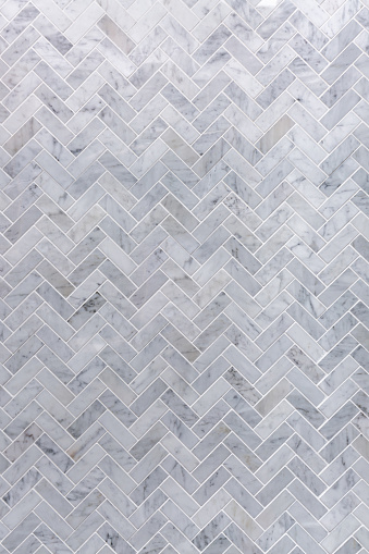 Fondo de azulejo de mármol gris y blanco en el patrón de la raspa de arenque photo