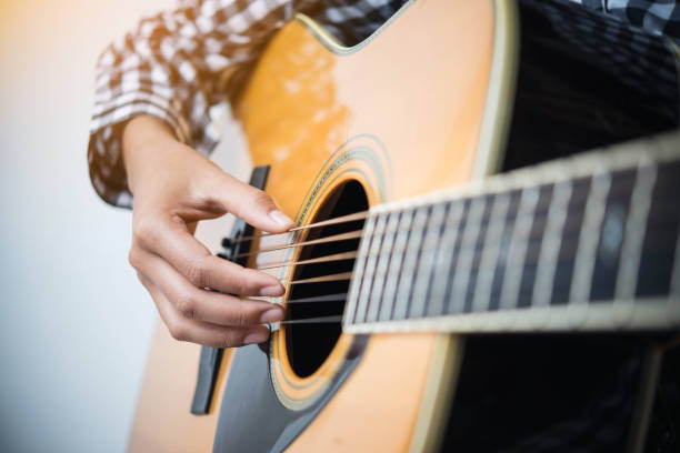hand play acoustic fingerstyle guitar. - fingerstyle imagens e fotografias de stock
