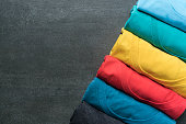nahaufnahme-von-gewalzten-bunte-kleidung-auf-schwarzem-hintergrund.jpg?b=1&s=170x170&k=20&c=JE3Fn8OPWKNN11ktT2EziuTllIXBYHhN1t6Cg8cNSao=