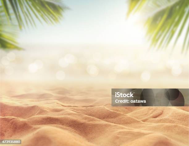 Sand Mit Verschwommenem Meerblick Sommertag Stockfoto und mehr Bilder von Strand - Strand, Sommer, Bildhintergrund