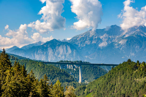 europa brug bij de brenner-autosnelweg in tirol - brennerpas stockfoto's en -beelden