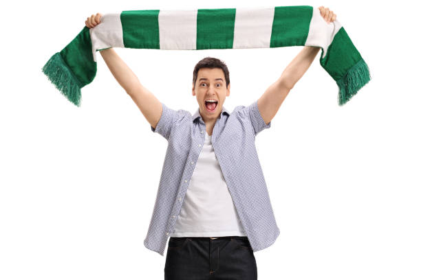 tifoso di calcio felicissimo che tiene in mano una sciarpa e tifa - scarf foto e immagini stock