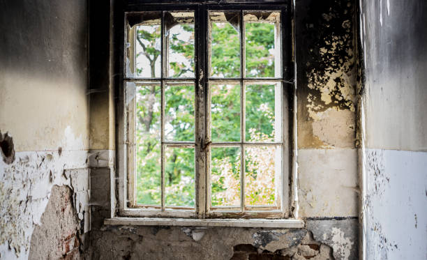 istock Sunlight in windows of the old house 674002788