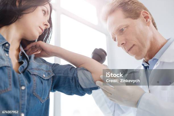 Foto de Escrupuloso Médico Sênior Usando O Dermatoscópio Para Exame De Pele No Trabalho e mais fotos de stock de Pele