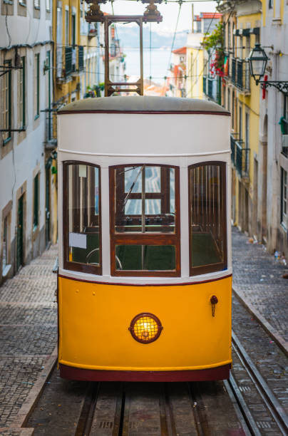 icónico eléctrico amarelo de lisboa a funicular ascensor da bica portugal - southern europe public transportation international landmark local landmark - fotografias e filmes do acervo