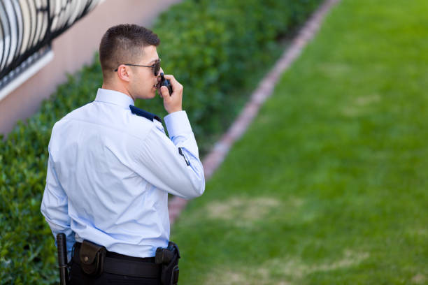 agent de sécurité - walkie talkie photos et images de collection