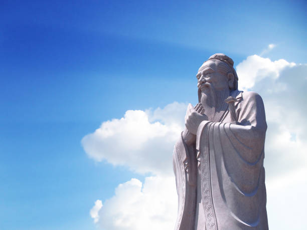 estátua de confúcio com fundo do céu - asia religion statue chinese culture - fotografias e filmes do acervo