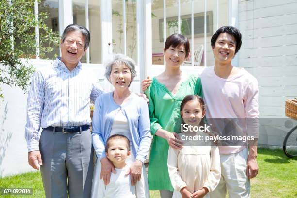 庭の笑顔で 3 世代 - 家族のストックフォトや画像を多数ご用意 - 家族, 日本, 集合写真