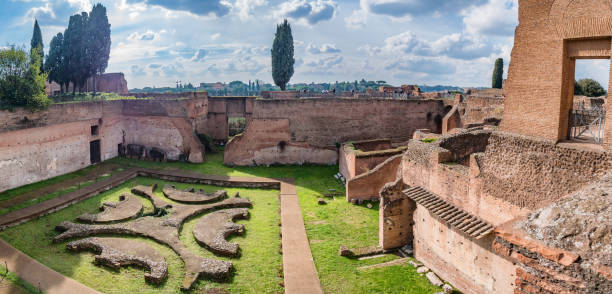 palacio de augusto en la colina del palatino en roma - domus fotografías e imágenes de stock