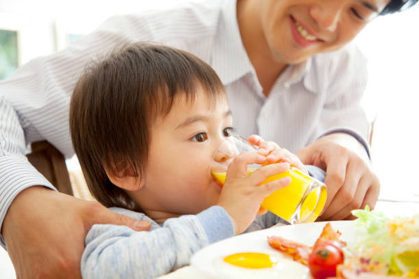 少年 飲むオレンジジュース - 子ども　ジュース ストックフォトと画像