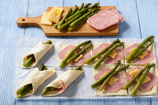 Asparagus baked in puff pastry with ham and cheese.