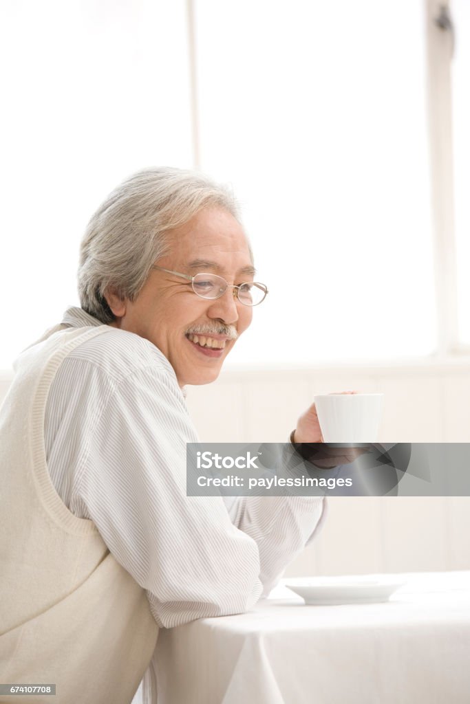 Vanhempi mies juo kahvia - Rojaltivapaa avainsanalla Aikuinen ja tyyppiä Kuvapankin valokuva