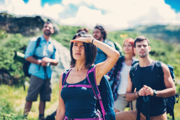 amigos, caminhadas nas montanhas de rila - exploration group of people hiking climbing - fotografias e filmes do acervo