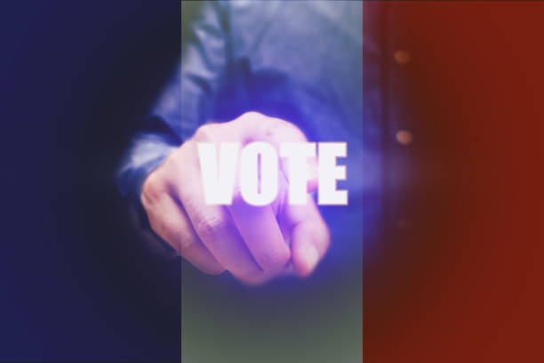 wybory we francji z człowiekiem wskazując tekst głosowania. - lr pan zdjęcia i obrazy z banku zdjęć
