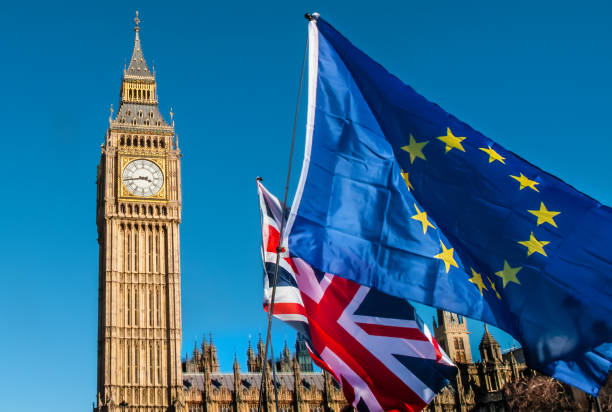 bandiera unione europea davanti big ben, brexit ue - referendum immagine foto e immagini stock