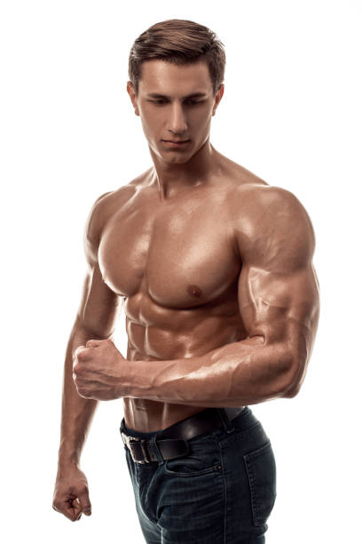 muskuläre hübscher junger mann mit nackten oberkörper. isoliert auf weißem hintergrund - sensuality men shirtless studio shot stock-fotos und bilder