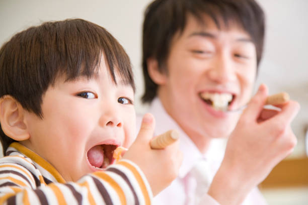 아들과 아빠가 먹이 필요가 - family dining table breakfast eating 뉴스 사진 이미지