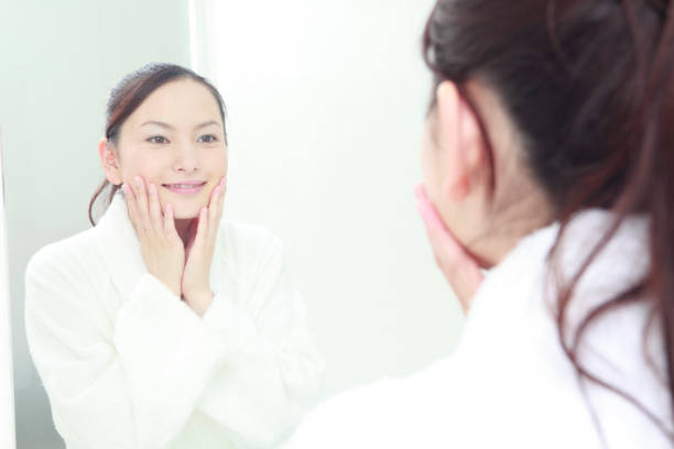 istock Women found their skin to worry about 674147044