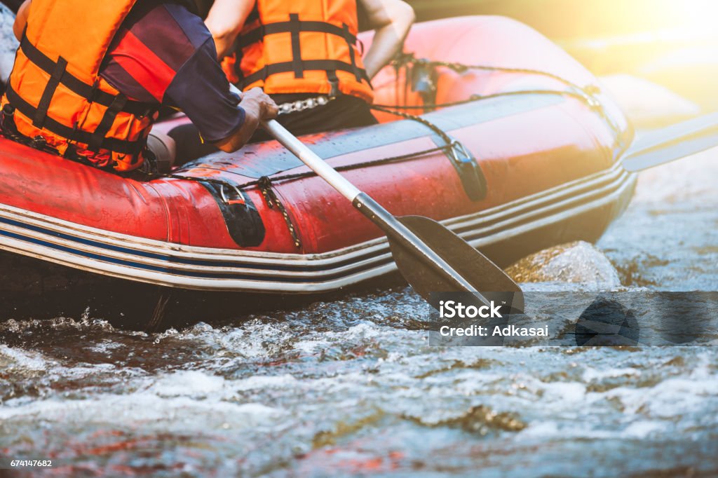 Joven, rafting en el río, deporte extremo y divertido en atracción turística - Foto de stock de Rafting libre de derechos