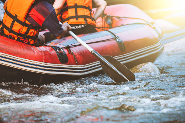 joven, rafting en el río, deporte extremo y divertido en atracción turística - inflatable raft fotos fotografías e imágenes de stock