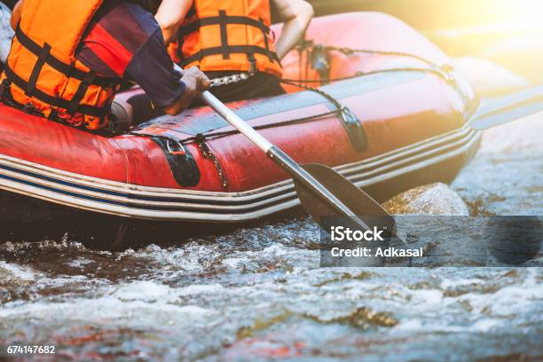 Joven Rafting En El Río Deporte Extremo Y Divertido En Atracción Turística Foto de stock y más banco de imágenes de Rafting