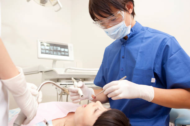 Hombres dentistas para tratar a pacientes femeninos - foto de stock